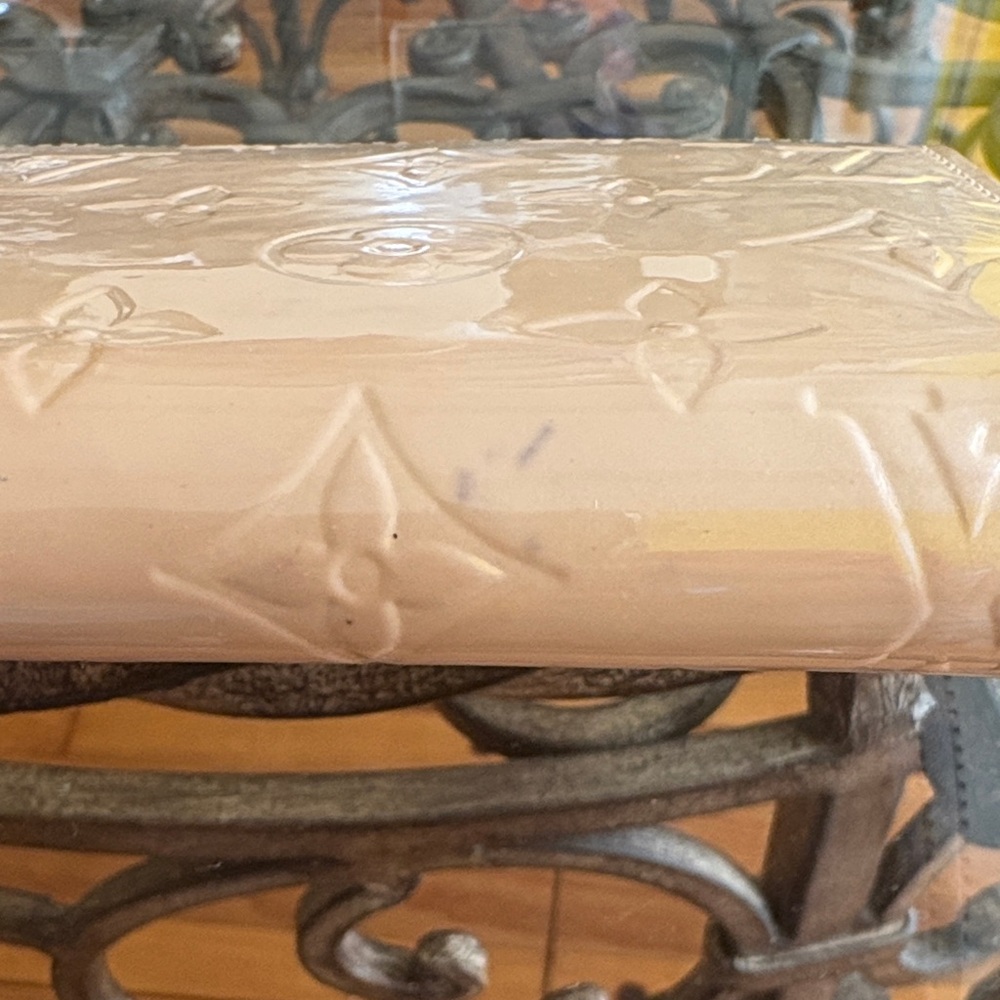 Authentic Louis Vuitton Beige Vernis Monogram Wallet - Picture 4 of 14
